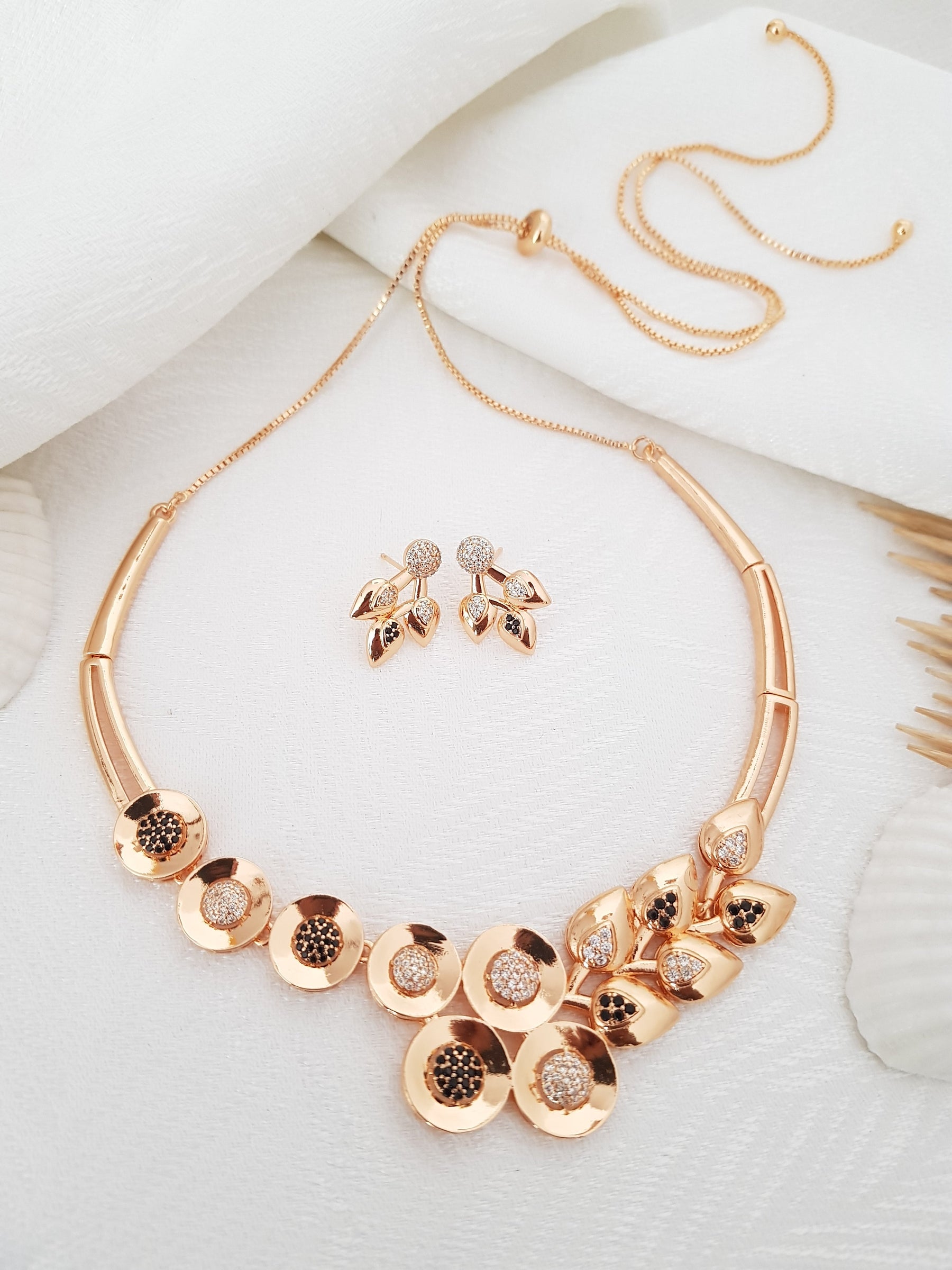 RIVANA CHOKER NECKLACE